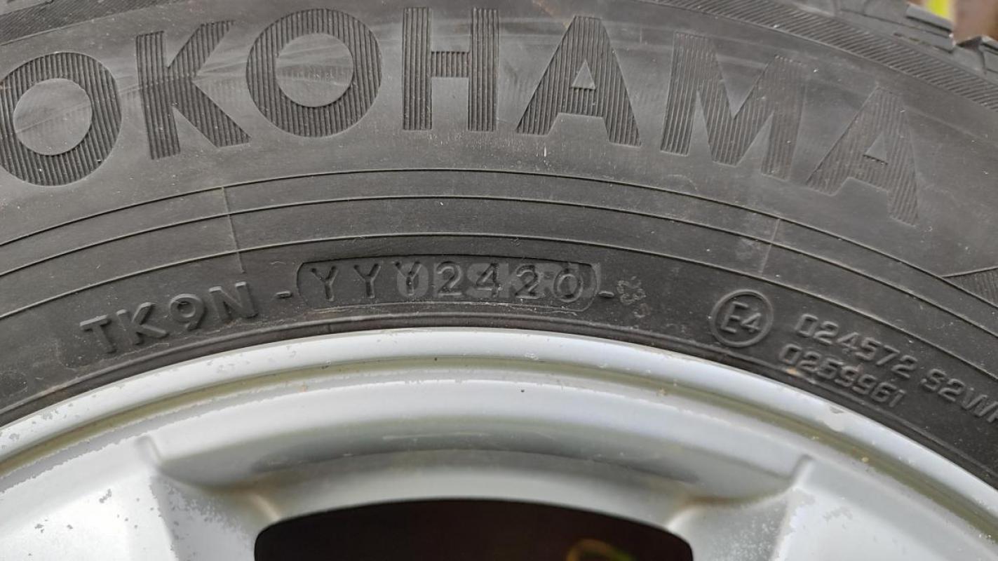 Продам комплект зимних фрикционных шин (липучка) yokohama, р-р 195 65 р15 на оригинальных дисках GM - Орск