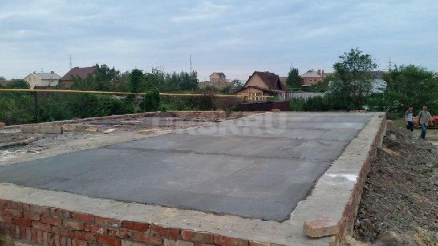 Продается просторный одноэтажный дом из массива сосновых бревен в частном секторе по адресу: ул. 1-а - Орск