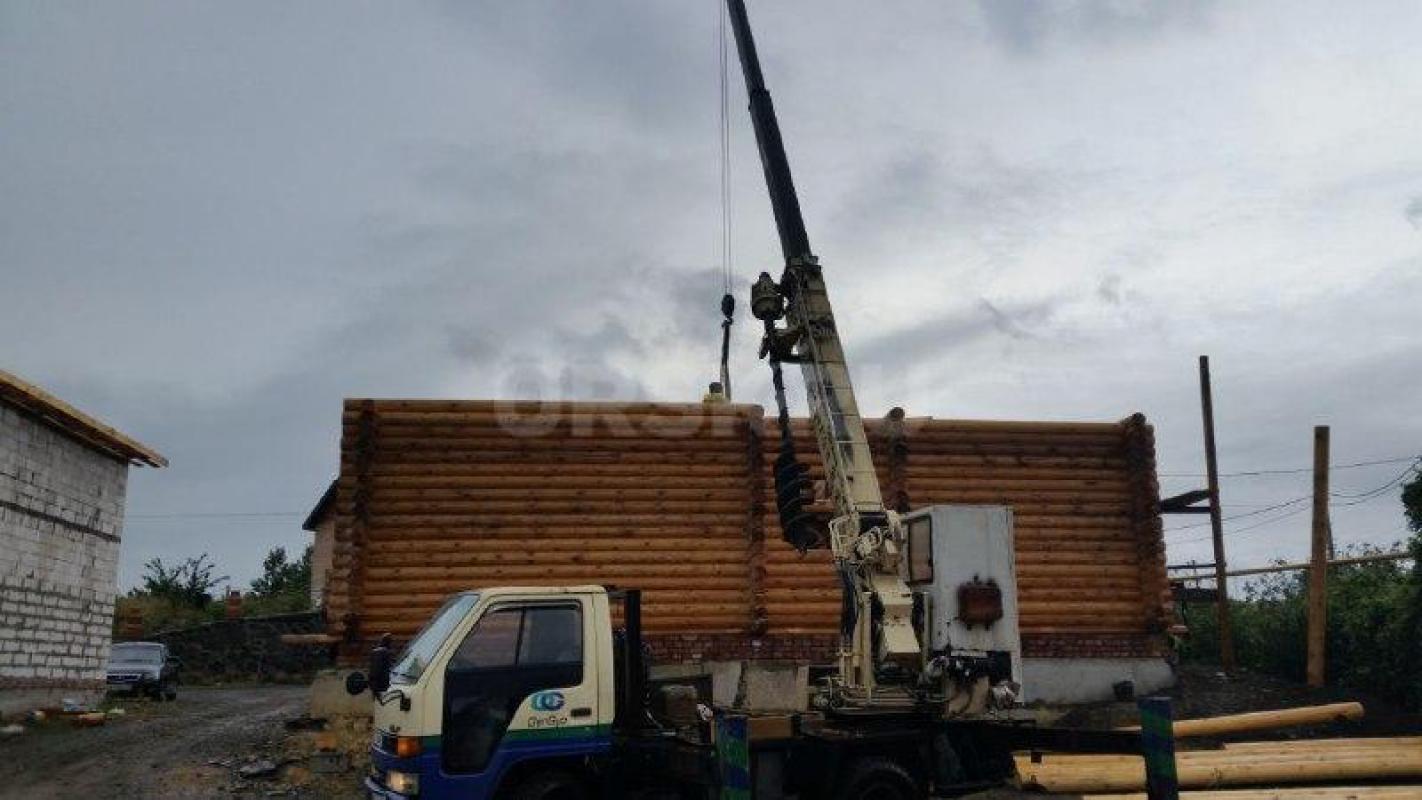 Продается просторный одноэтажный дом из массива сосновых бревен в частном секторе по адресу: ул. 1-а - Орск