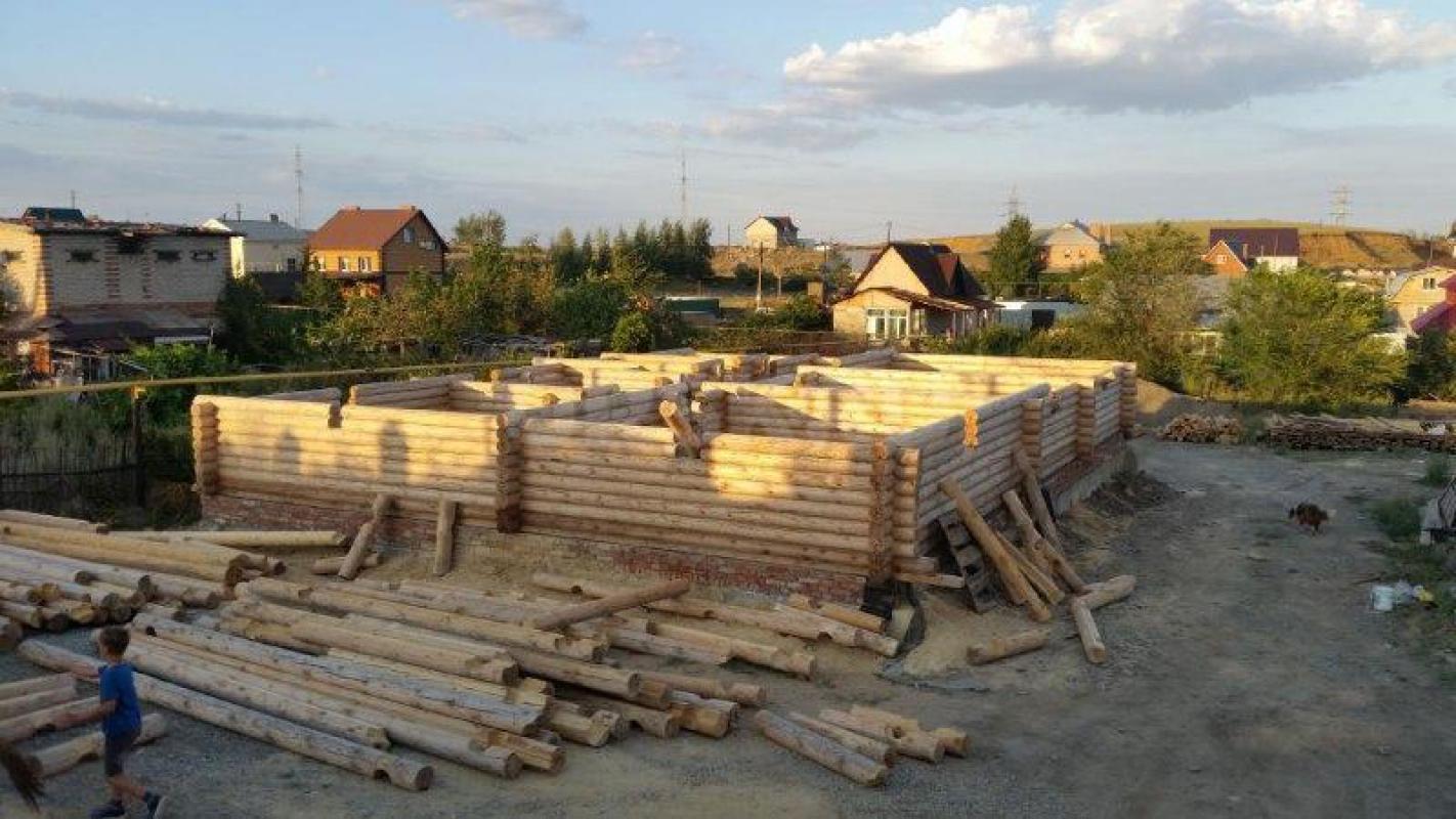 Продается просторный одноэтажный дом из массива сосновых бревен в частном секторе по адресу: ул. 1-а - Орск