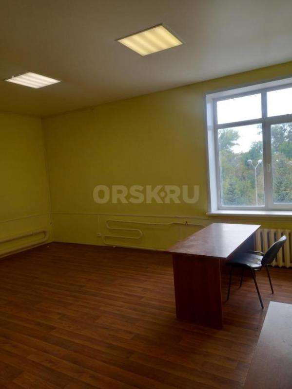 В здании справа от ТРК ЕВРОПЕЙСКИЙ , сдам в аренду помещение на третьем этаже 33,1 кв м  . - Орск