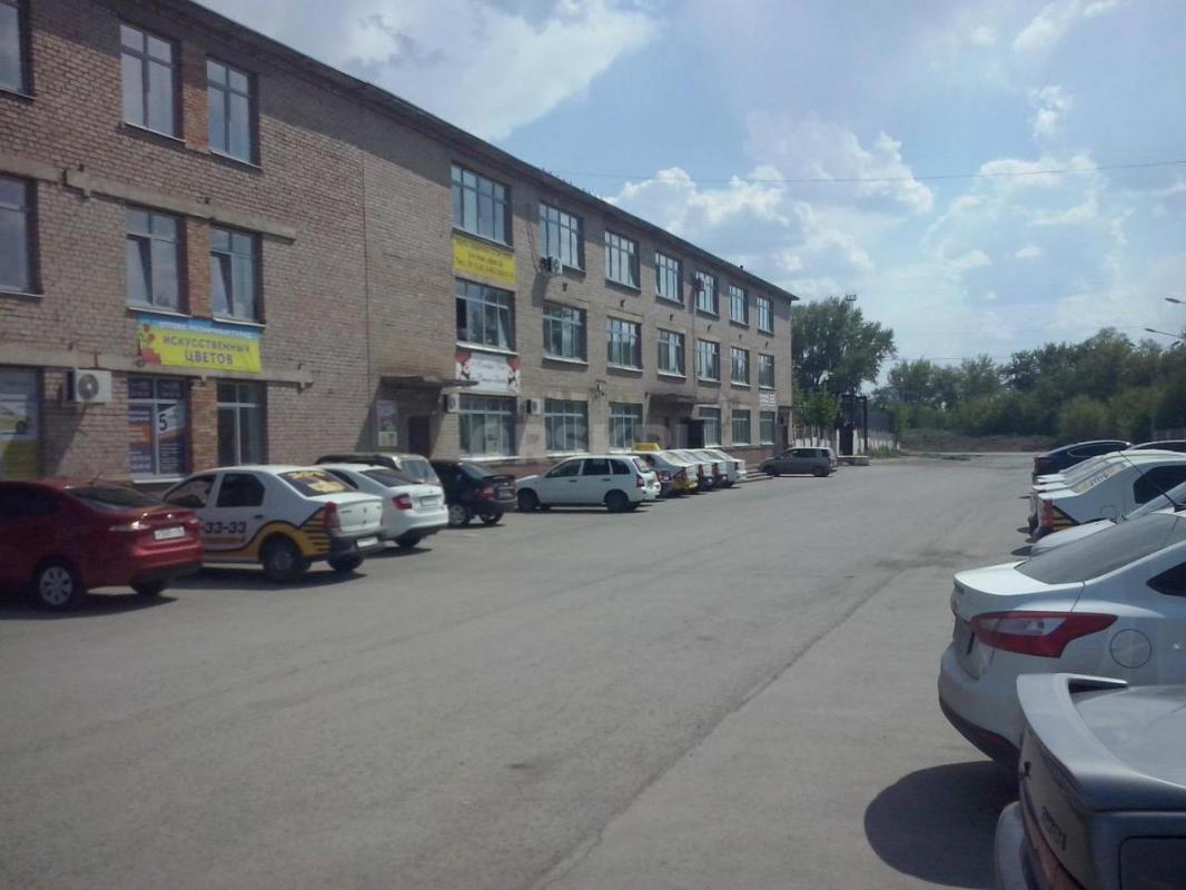 В здании справа от ТРК ЕВРОПЕЙСКИЙ , сдам в аренду помещение на третьем этаже 33,1 кв м  . - Орск