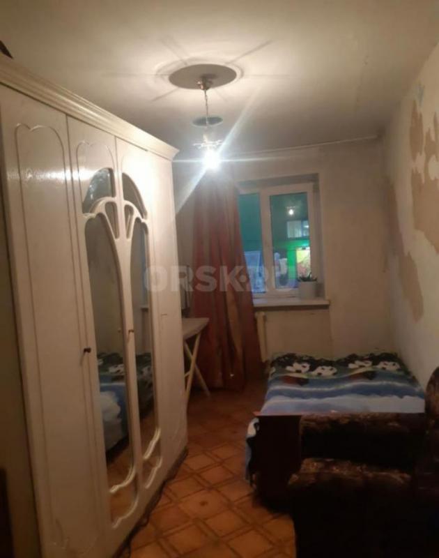 Продаю свою квартиру в центре города,3 комнаты и общей площадью 57 квадратов, 2 этаж пятиэтажного до - Орск