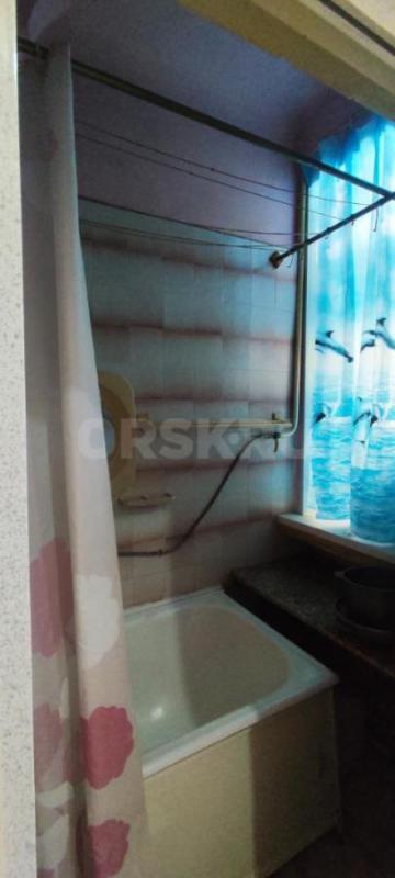 Продам 3-х комнатную квартиру в кирпичном доме на первом этаже по пер. - Орск