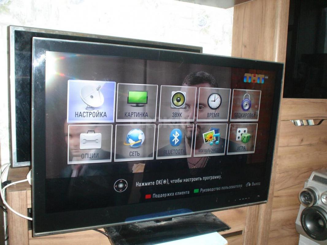LG  42LE8500  Смарт телевизор с защитным стеклом на экране. - Орск