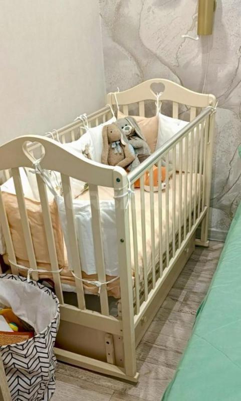 Продам детскую кроватку-маятник с комодом, матрас, бортики, одеяло в хорошем состоянии. - Гай
