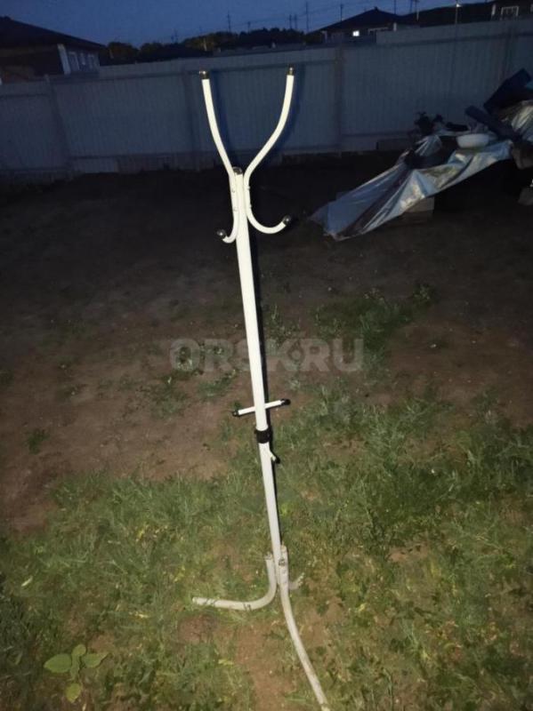 Продам бухту колючей проволоки(2100₽), напольная  вешалка(1000₽) находится в мкр звёздный. - Орск
