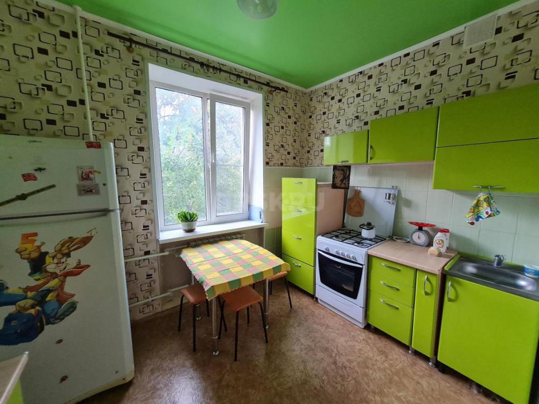 Продам просторную 3-х комнатную квартиру, расположенную на 2-м этаже добротного 2-х этажного дома по - Орск