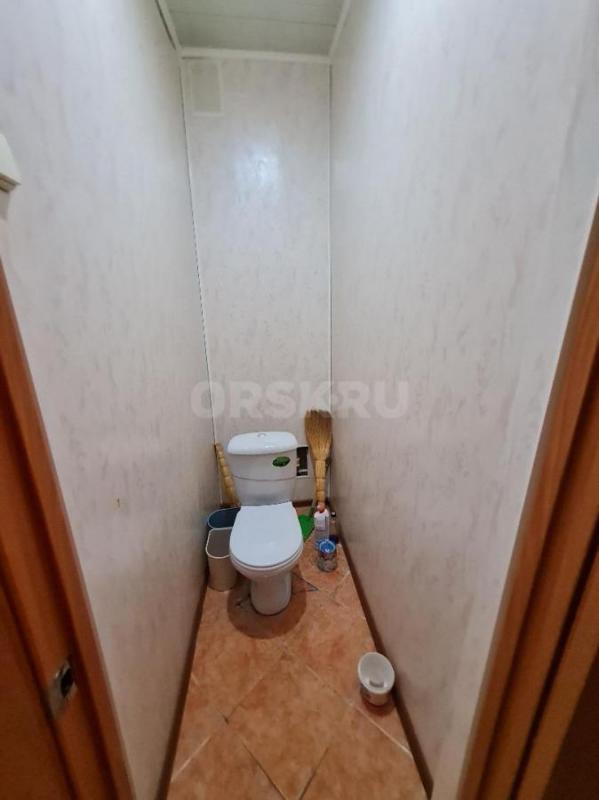 Продам просторную 3-х комнатную квартиру, расположенную на 2-м этаже добротного 2-х этажного дома по - Орск