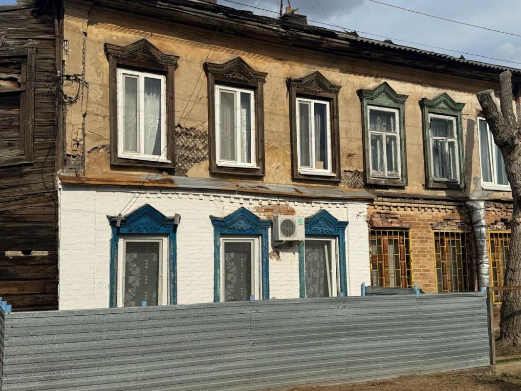 Продается квартира на втором этаже двухэтажного дома, расположенный в центре города, по адресу
Маяко - Оренбург