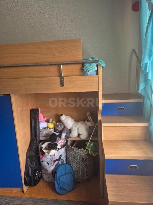 Продам  детскую кровать и  письменный стол б/у. - Орск