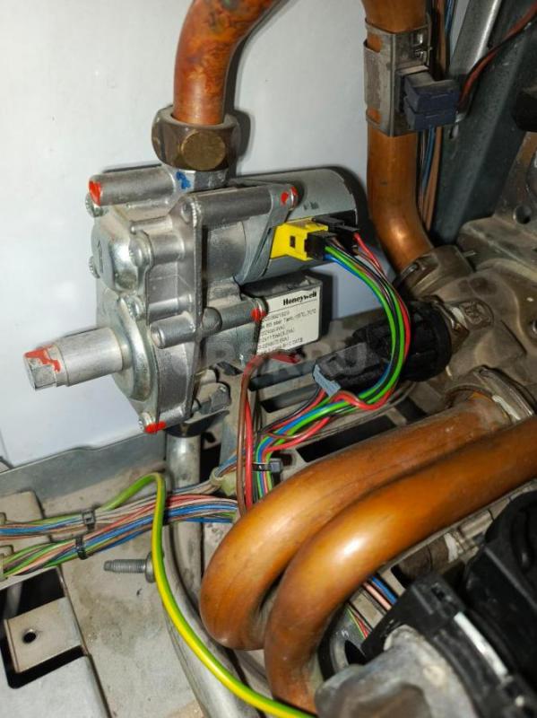 Продам на запчасти: Котёл Vaillant turbo TEC pro VUW INT 242/3-3 (б/у, 2006г.). - Орск