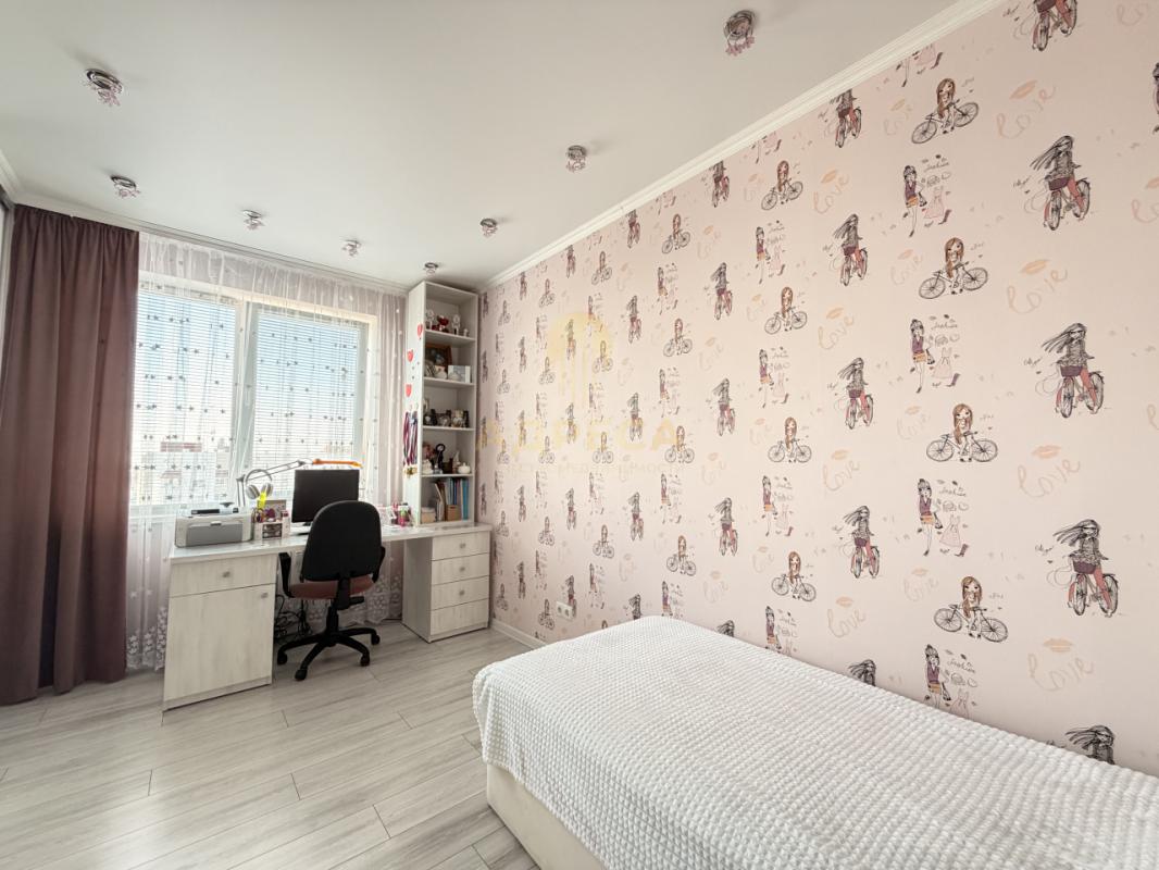 Продается 3-кoмнатнaя квартира нa 17 - этаже 19-ти этажного МОНОЛИТНОГО дома по адресу ул. - Оренбург