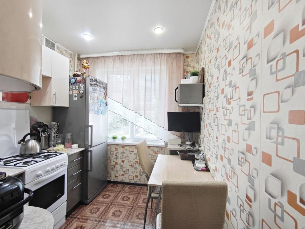 Продается двухкомнатная квартира, расположенная на 2 этаже 5-этажного панельного дома по адресу г. - Орск
