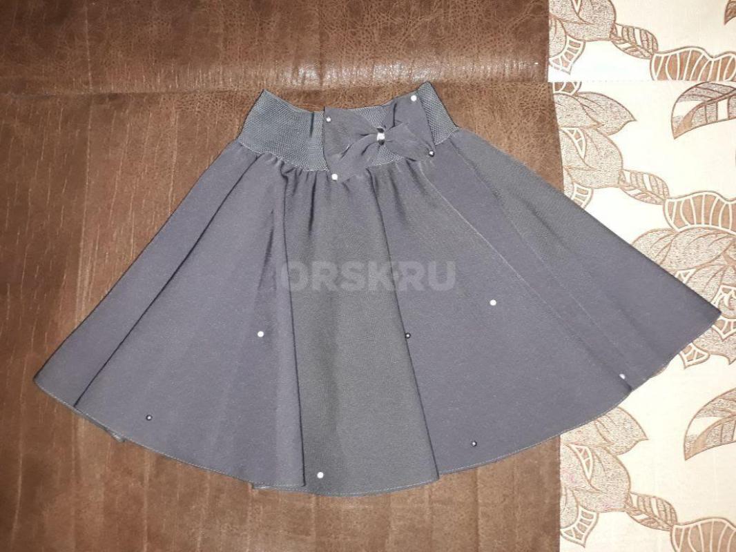 Спортивные костюмы р.40-42 -по 600 руб. спортивный костюм р.152-158 см-450 руб., юбки школьные -перв - Орск