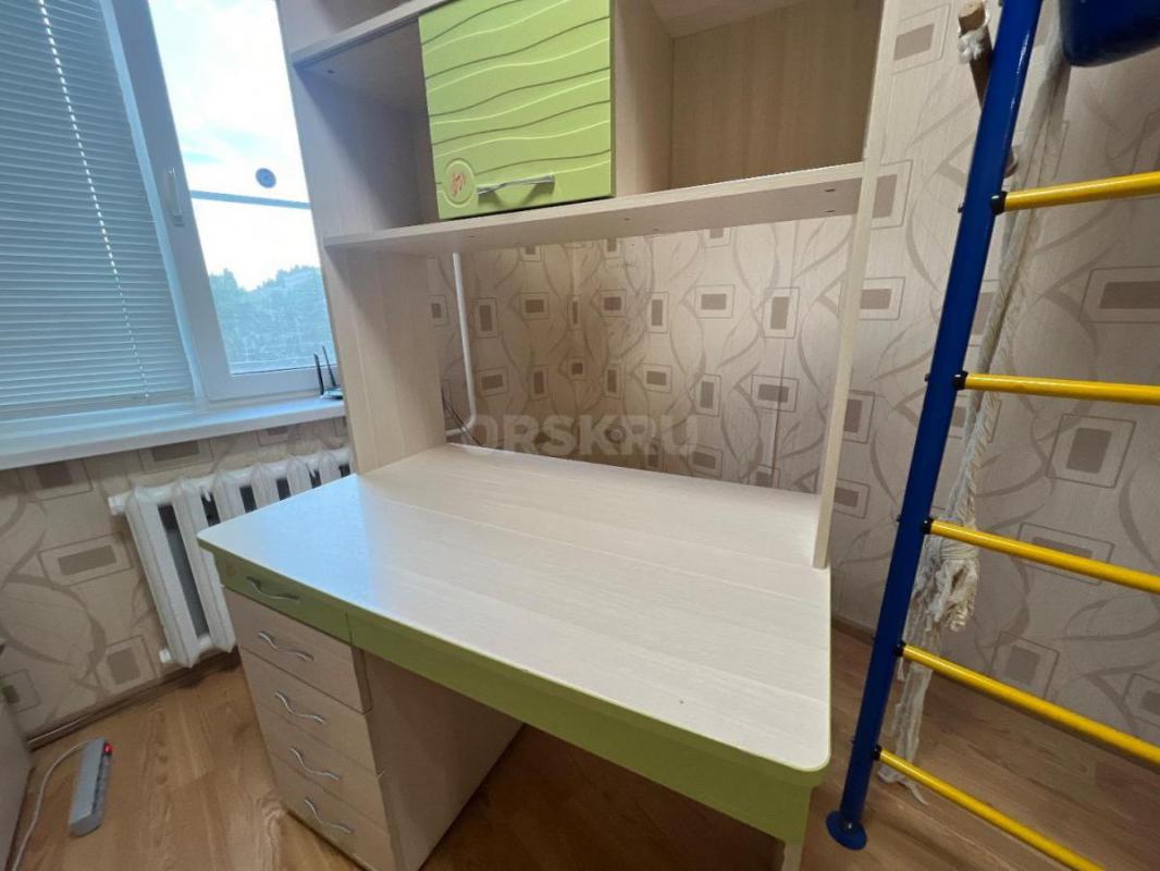 Продам письменный стол , с полкой в отличном состоянии. - Орск