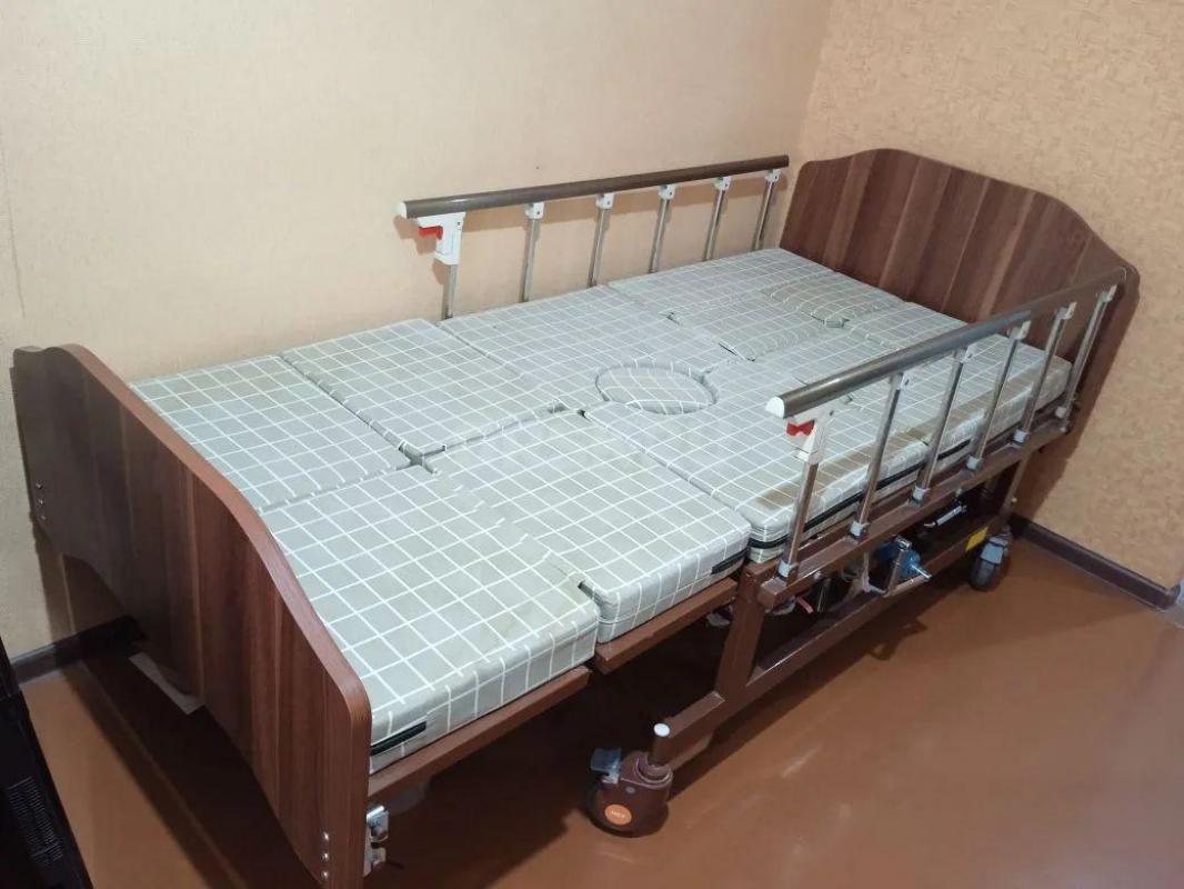 Продам кровать б/у для лежачих больных с функцией кардиокресло (опускается ножной конец, поднимается - Орск