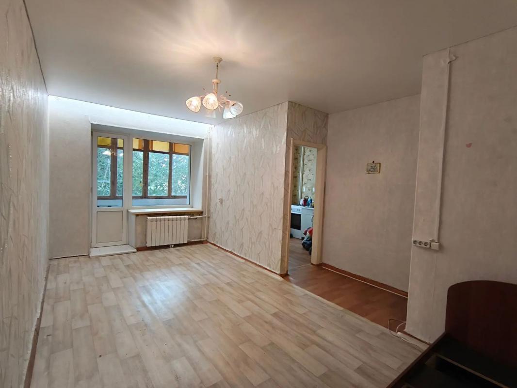 ПРОДАËТСЯ 1 - КОМНАТНАЯ КВАРТИРА В КИРПИЧНОМ ДОМЕ, НА 2 ЭТАЖЕ, В ЦЕНТРЕ ГОРОДА! - Новотроицк
