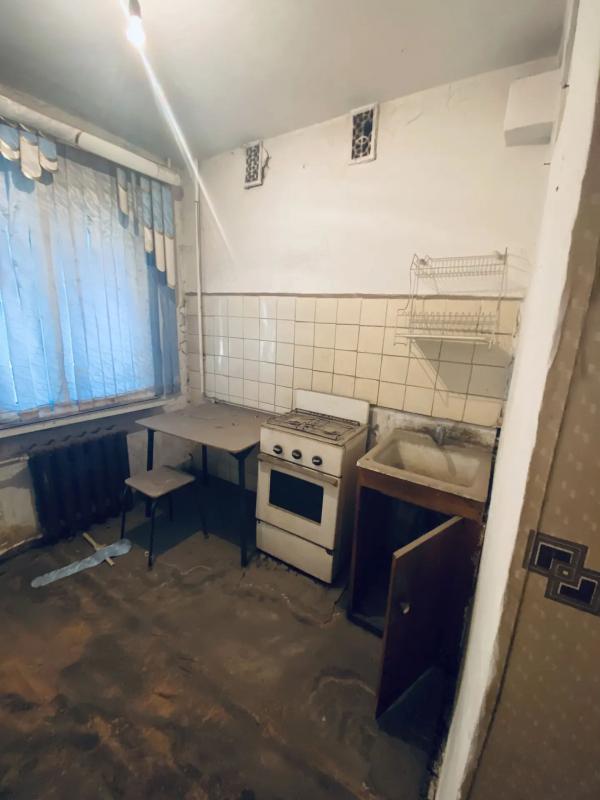 Продается 2х- комнатная под ваш ремонт.
. - Новотроицк