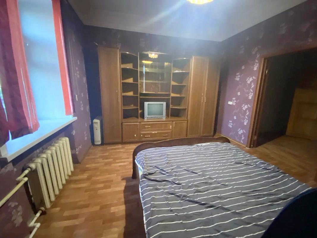 Продается СТАРОГО ТИПА 2-х комнатная квартира в исторической части города Новотроицка.
. - Новотроицк