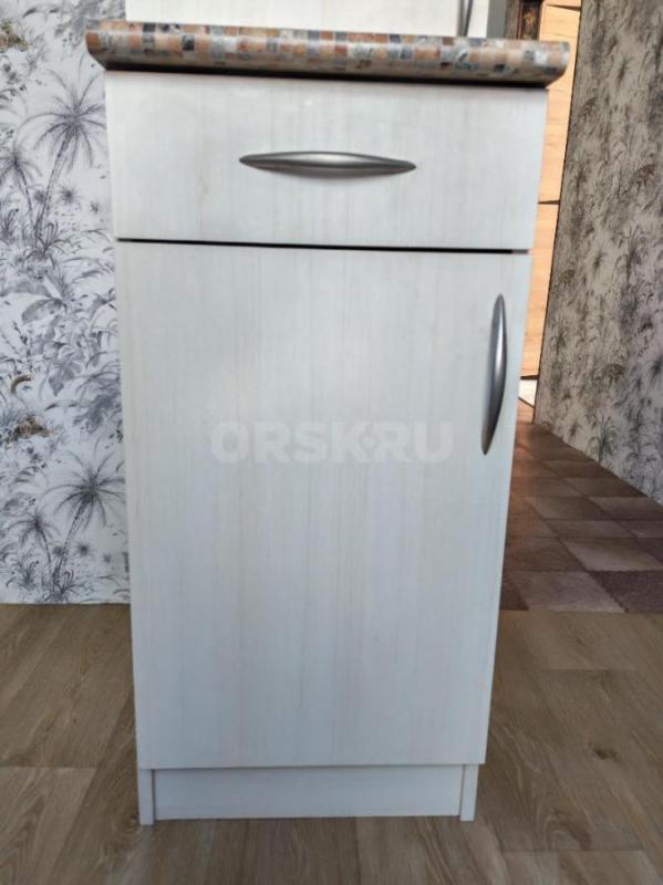 Продаю комплект из навесного шкафа и тумбочки, выполненный из ЛДСП. - Орск