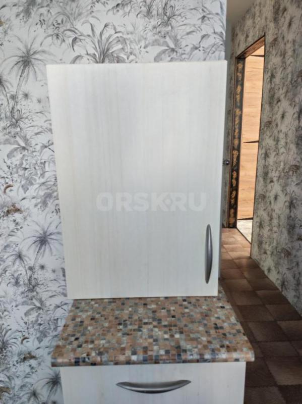 Продаю комплект из навесного шкафа и тумбочки, выполненный из ЛДСП. - Орск