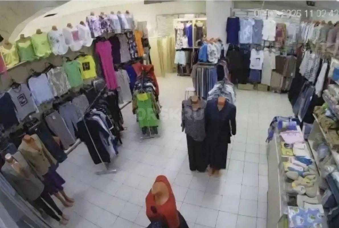 В связи с переездом продам (уступлю) отдел женской одежды в торговом комплексе «авангард» расположен - Орск