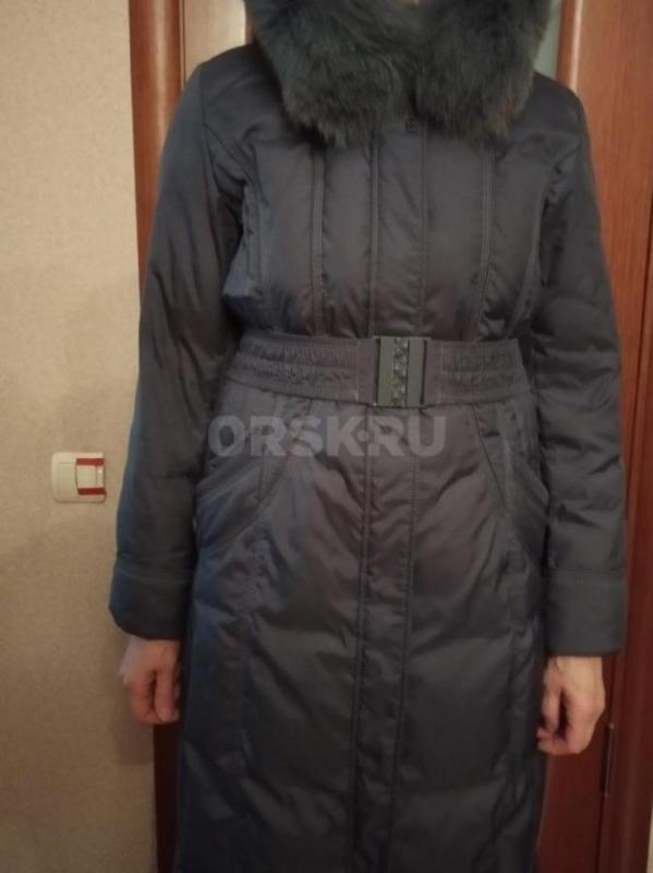 продам женское пальто ,наполнитель из натурального пуха, 52-54 размера, цвет приятный  темно синий - Орск
