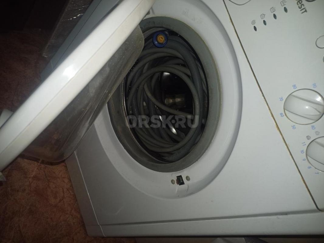 Стиральная машина автомат Indesit  , все работает ,со сливным шлангом в комплекте. - Орск
