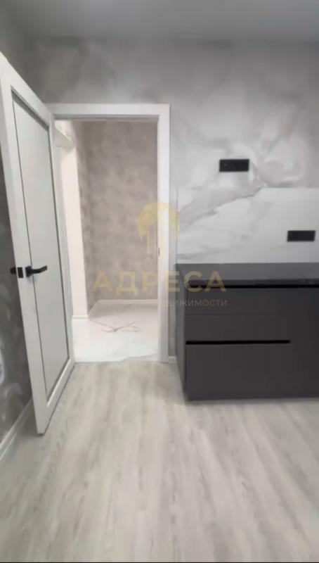 Продажа квартиры с ремонтом (крупноформатный глянцевый керамогранит, тёплые полы), установленной сан - Оренбург