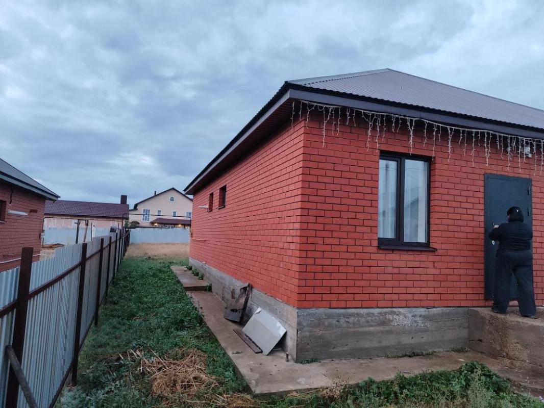 Продам новый ШИКАРНЫЙ ДОМ из евро блока и обложен кирпичом в п. - Чкалов