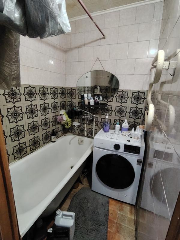 Продается срочно трехкомнатная квартира, расположенная на втором этаже пятиэтажного жилого дома в са - Орск