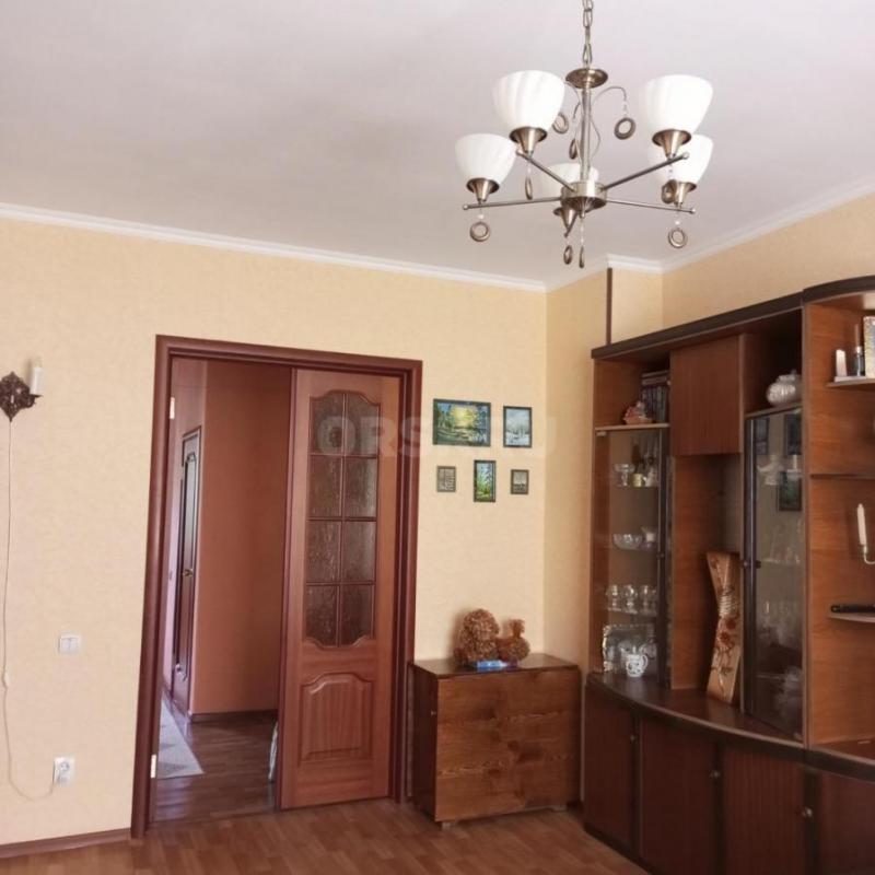 Сталинка, 3 комната + кухня-столовая (26м). - Орск
