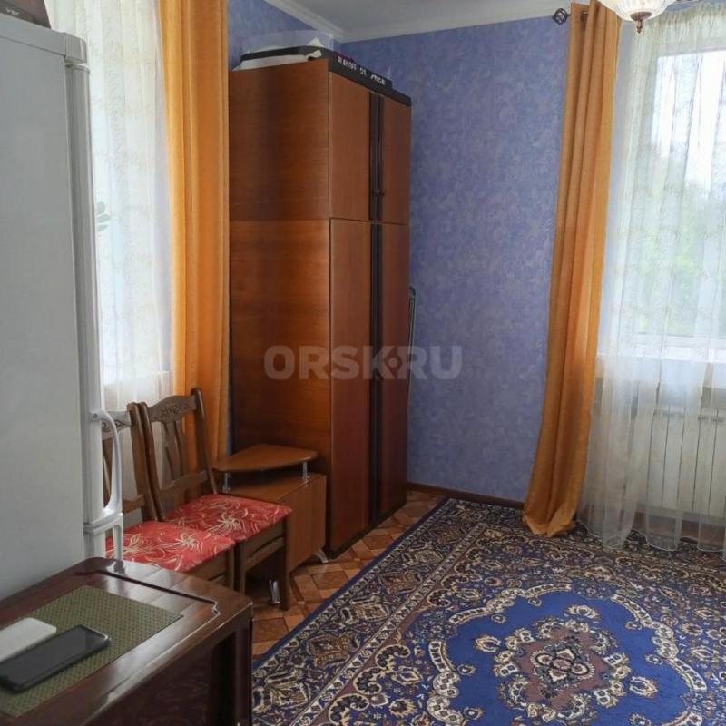 Сталинка, 3 комната + кухня-столовая (26м). - Орск