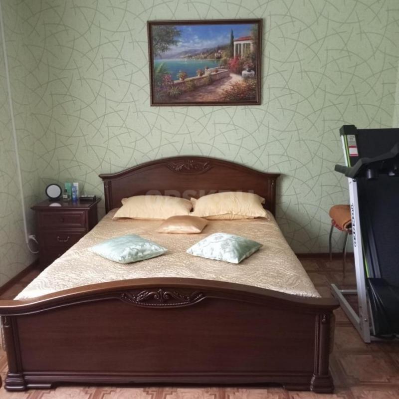 Сталинка, 3 комната + кухня-столовая (26м). - Орск