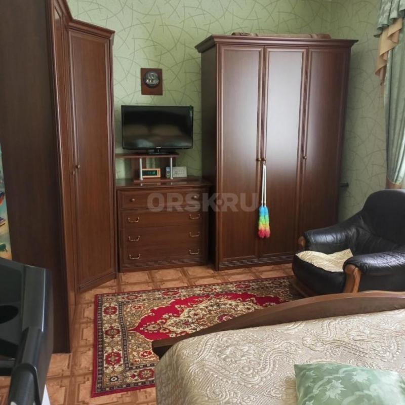 Сталинка, 3 комната + кухня-столовая (26м). - Орск
