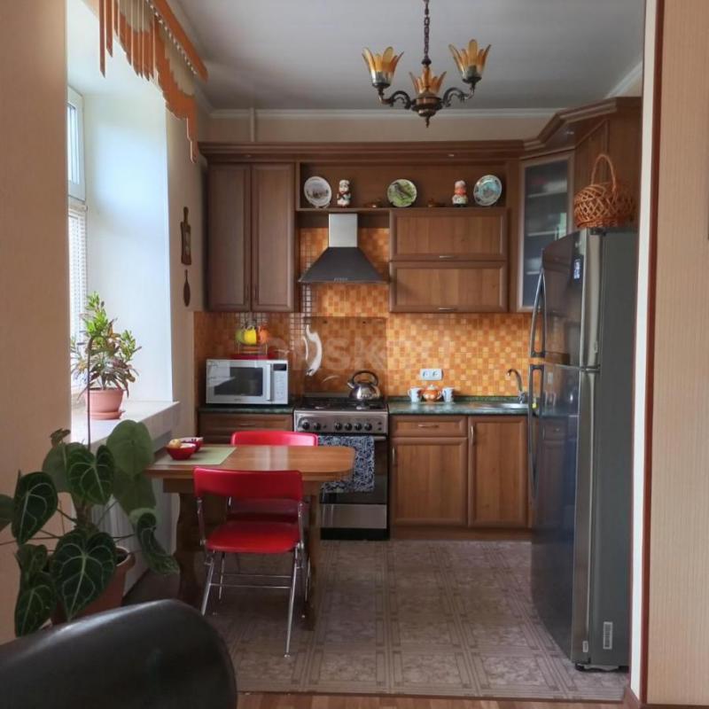 Сталинка, 3 комната + кухня-столовая (26м). - Орск