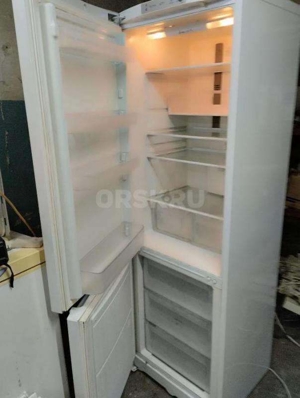 Продам холодильник Аристон HBM1181.4F,  система NO FROST, полностью исправен, мотор-компрессор новый - Новотроицк