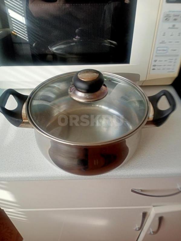 Продам банки для сыпучих продуктов , чашки эмалированные по 50 руб и кастрюлю с крышкой 200руб - Орск