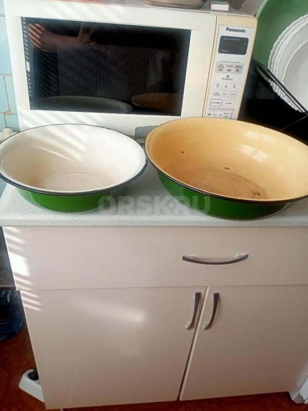 Продам банки для сыпучих продуктов , чашки эмалированные по 50 руб и кастрюлю с крышкой 200руб - Орск