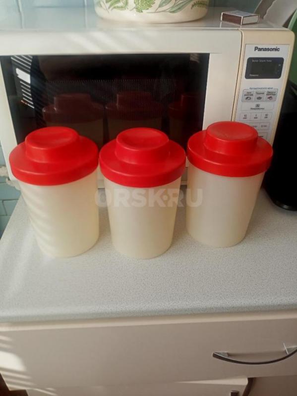 Продам банки для сыпучих продуктов , чашки эмалированные по 50 руб и кастрюлю с крышкой 200руб - Орск