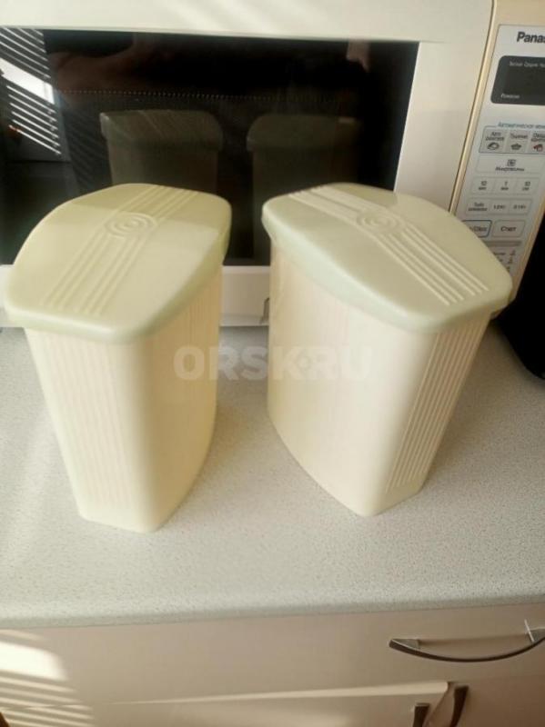 Продам банки для сыпучих продуктов , чашки эмалированные по 50 руб и кастрюлю с крышкой 200руб - Орск