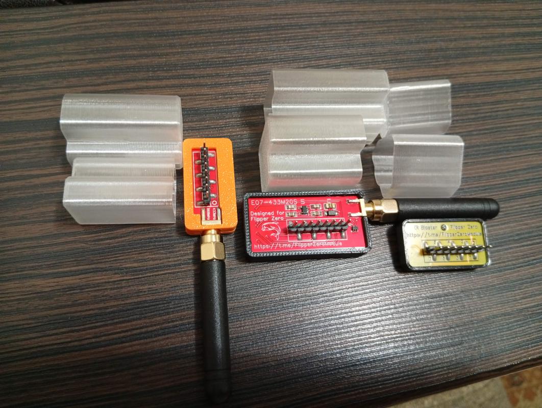 ПРОДАМ: 
Устройство FLIPPER  ZERO  (MODEL  FLP-Z-W-R04(01)  с внешними радиомодулями (6 шт.). - Новотроицк