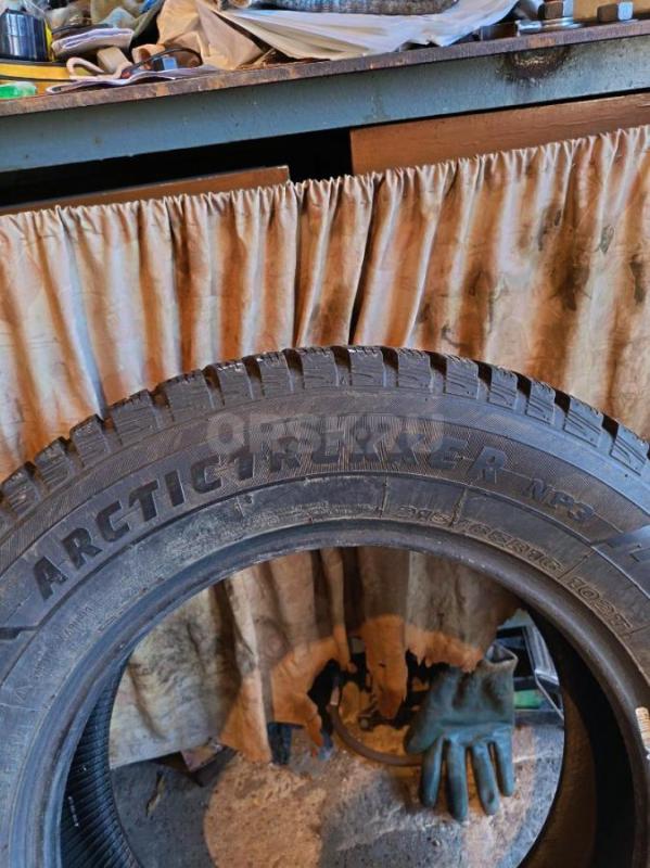 Продам две зимние шины 215/65 R16 Maxxis Arktictrekker NP3, без ремонтов, цена за две. - Орск