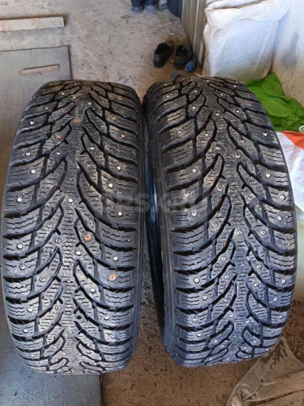 Продам две шипованные шины Нокиан хаккапелита 9, размер 215/65 R16, обе после ремонта, всё на фото. - Орск