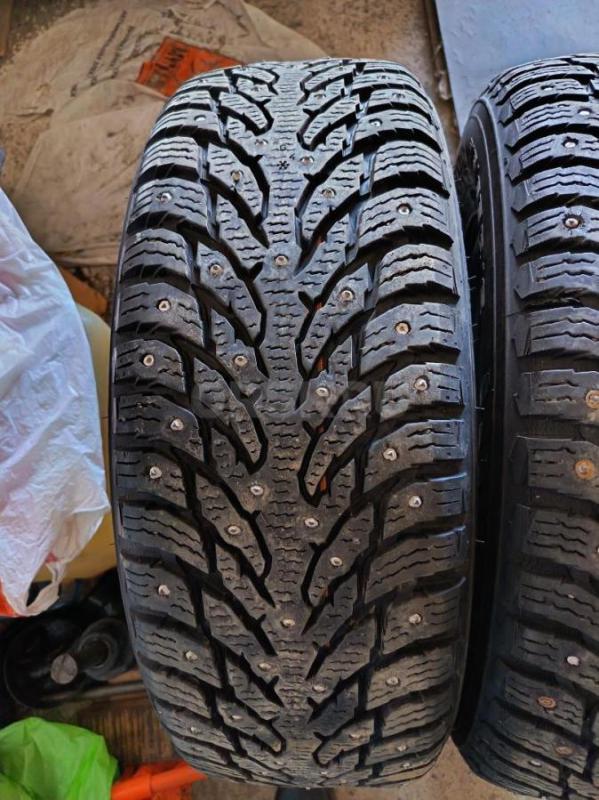 Продам две шипованные шины Нокиан хаккапелита 9, размер 215/65 R16, обе после ремонта, всё на фото. - Орск