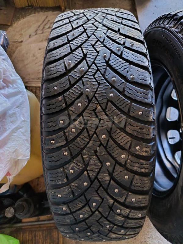 Продам две шипованные шины Пирелли айс зеро 2, размер 215/65 R16,, на одной был ремонт грыжи, два се - Орск