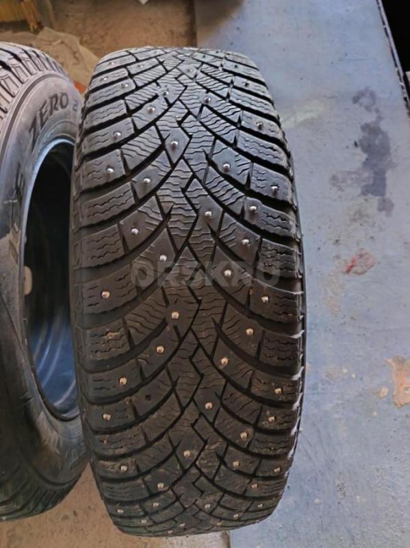 Продам две шипованные шины Пирелли айс зеро 2, размер 215/65 R16,, на одной был ремонт грыжи, два се - Орск