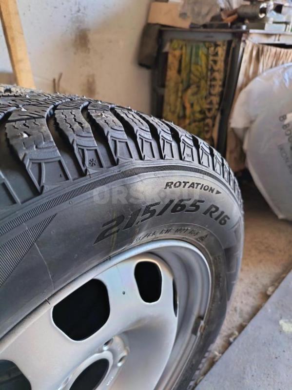 Продам две шипованные шины Пирелли айс зеро 2, размер 215/65 R16,, на одной был ремонт грыжи, два се - Орск