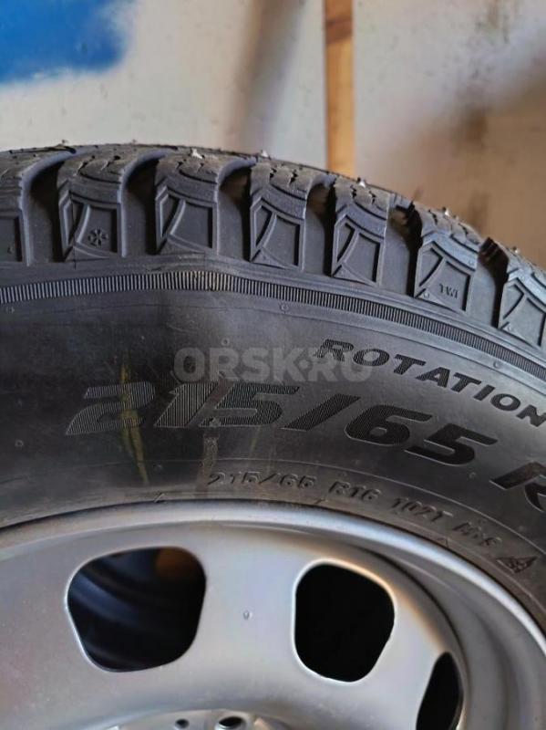 Продам две шипованные шины Пирелли айс зеро 2, размер 215/65 R16,, на одной был ремонт грыжи, два се - Орск